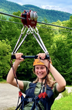 Passagère utilisant un chariot de tyrolienne magnétique Mach 2